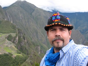El autor a su llegada feliz a la cima del Wayna Picchu, Foto de Ricardo Trelles. IMG_4580