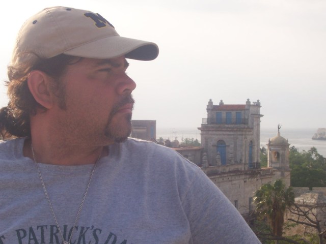 Disfrutando mi querida y bella ciudad natal, San Cristóbal de La Habana.  Al fondo, derecha, la Giraldilla de La Habana, sobre el Torreón del Castillo de la Fuerza, y la entrada a la Bahía de La Habana.  